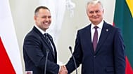 Il Presidente polacco Karol Nawrocki e il Presidente lituano Gitanasa Nausėdy dopo una conferenza stampa congiunta al Palazzo Presidenziale di Vilnius, in Lituania, lunedì.