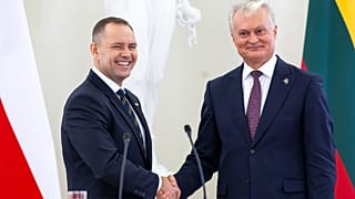 Prezydent Polski Karol Nawrocki  i prezydent Litwy Gitanasa Nausėdy po wspólnej konferencji prasowej w Pałacu Prezydenckim w Wilnie, na Litwie, w poniedzi