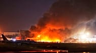 يُرى الحريق والدخان في منطقة الشحن بمطار حضرة شاه جلال الدولي في دكا، بنغلاديش، يوم السبت 18 أكتوبر 2025. (تصوير: وكالة أسوشيتد برس / راجيب دار)