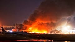 يُرى الحريق والدخان في منطقة الشحن بمطار حضرة شاه جلال الدولي في دكا، بنغلاديش، يوم السبت 18 أكتوبر 2025. (تصوير: وكالة أسوشيتد برس / راجيب دار)