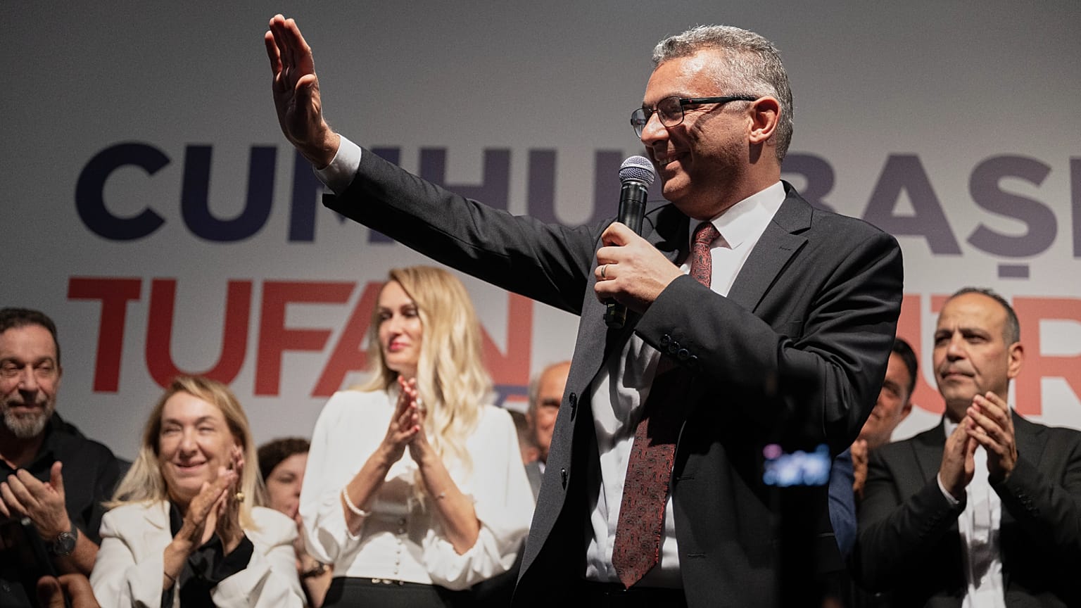 Tufan Erhurman saluda a sus partidarios después de ganar las elecciones en la parte norte ocupada por Turquía de la capital dividida, Nicosia, Chipre, el 19 de octubre de 2025
