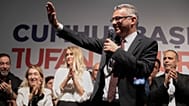 Tufan Erhurman saluda a sus partidarios después de ganar las elecciones en la parte norte ocupada por Turquía de la capital dividida, Nicosia, Chipre, el 19 de octubre de 2025