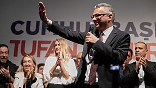 Tufan Erhurman saluda a sus partidarios después de ganar las elecciones en la parte norte ocupada por Turquía de la capital dividida, Nicosia, Chipre, el 19 de octubre de 2025
