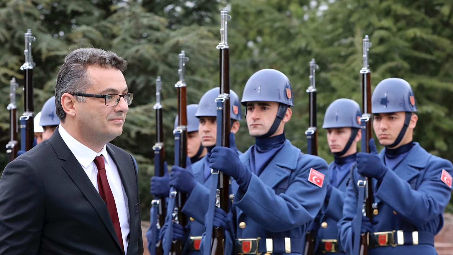 Dönemin KKTC Başbakanı Erhürman, 7 Mart 2018'de Çankaya Köşkü'nde düzenlenen törende dönemin Başbakanı Binali Yıldırım ile birlikte askeri şeref kıtası önünde (Arşiv)