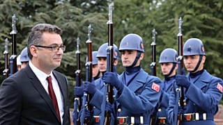 Dönemin KKTC Başbakanı Erhürman, 7 Mart 2018'de Çankaya Köşkü'nde düzenlenen törende dönemin Başbakanı Binali Yıldırım ile birlikte askeri şeref kıtası önünde (Arşiv)