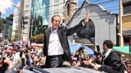El candidato presidencial Jorge 'Tuto' Quiroga saluda después de votar en una segunda vuelta electoral en La Paz, Bolivia, el 19 de octubre de 2025.