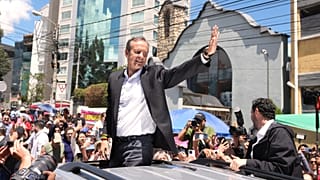 El candidato presidencial Jorge 'Tuto' Quiroga saluda después de votar en una segunda vuelta electoral en La Paz, Bolivia, el 19 de octubre de 2025.