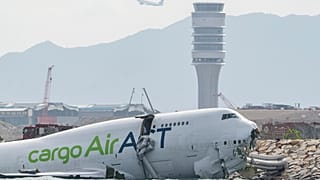 Αεροσκάφος μεταφοράς φορτίου βγαίνει από διάδρομο στο Χονγκ Κονγκ κατά την προσγείωση και πέφτει στη θάλασσα
