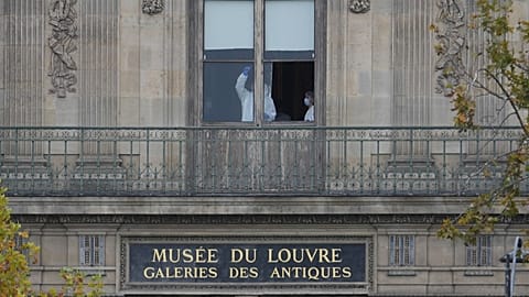 مأموران پلیس در داخل موزه لوور، یکشنبه ۱۹ اکتبر ۲۰۲۵ در پاریس، یکشنبه ۱۹ اکتبر ۲۰۲۵ کار می‌کنند.
