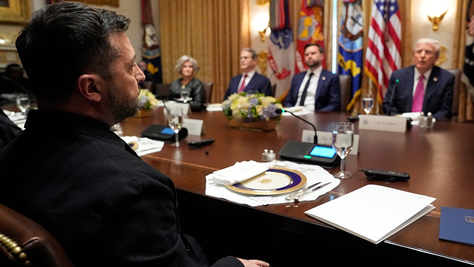 „Präsident Donald Trump (rechts) spricht vor einem Mittagessen mit dem ukrainischen Präsidenten Wolodymyr Selenskyj.
