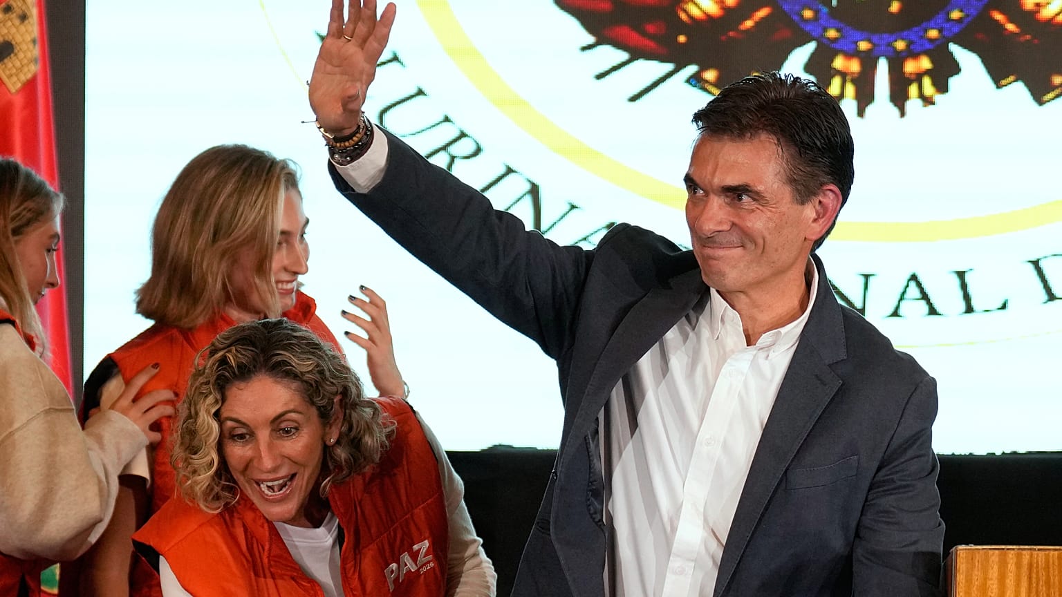 El candidato presidencial Rodrigo Paz saluda a sus partidarios tras la segunda vuelta de las elecciones presidenciales en La Paz, Bolivia, el 19 de octubre de 2025.
