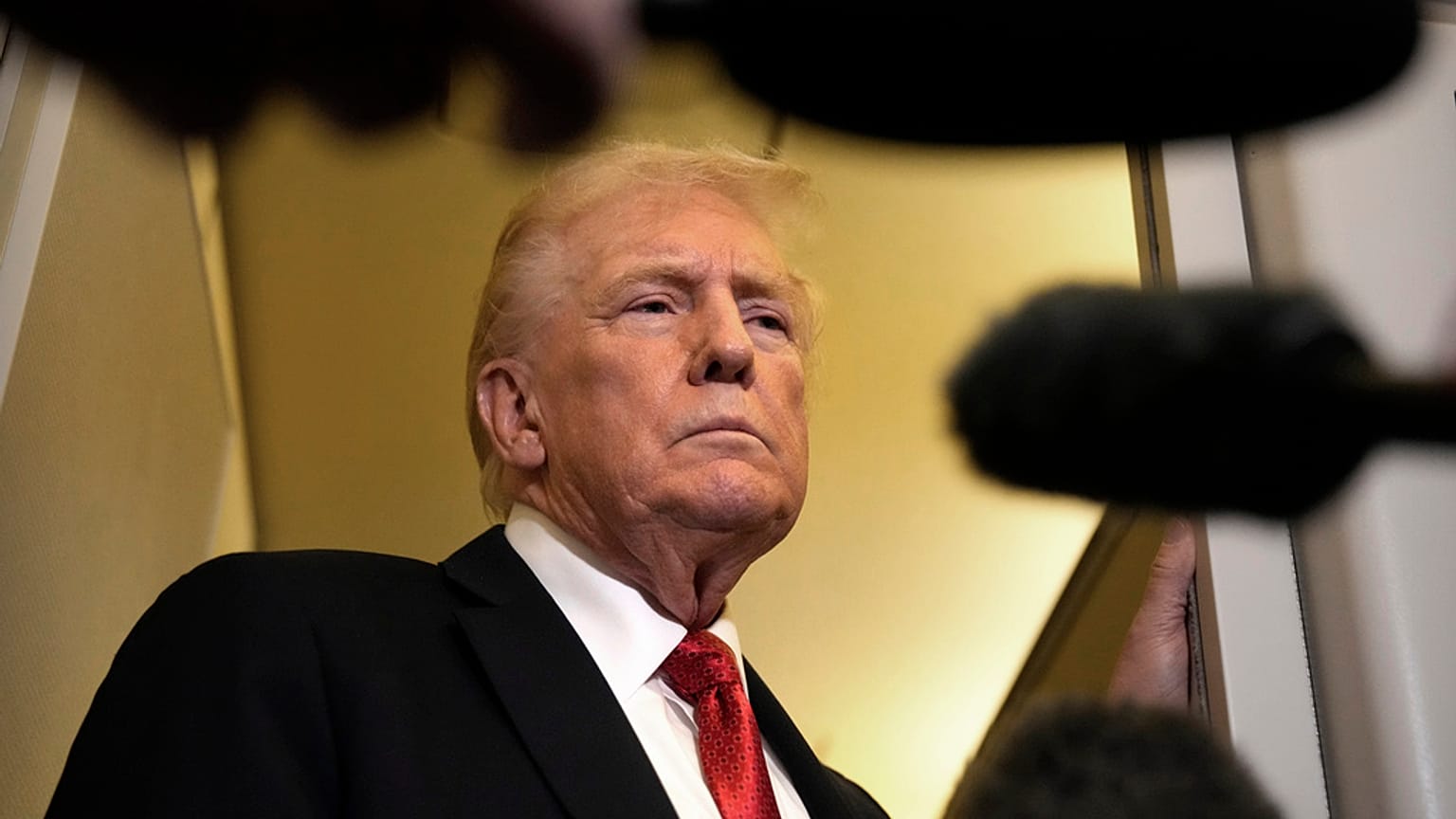  الرئيس دونالد ترامب يتحدث إلى الصحفيين على متن طائرة الرئاسة "إير فورس وان"، يوم الأحد، 19 أكتوبر 2025