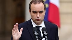 Αρχείο - Ένα μικρόφωνο στήνεται στην αυλή για τη δήλωση του απερχόμενου Γάλλου πρωθυπουργού Sebastien Lecornu στο ξενοδοχείο Matignon στο Παρίσι. 6 Οκτ. 2025