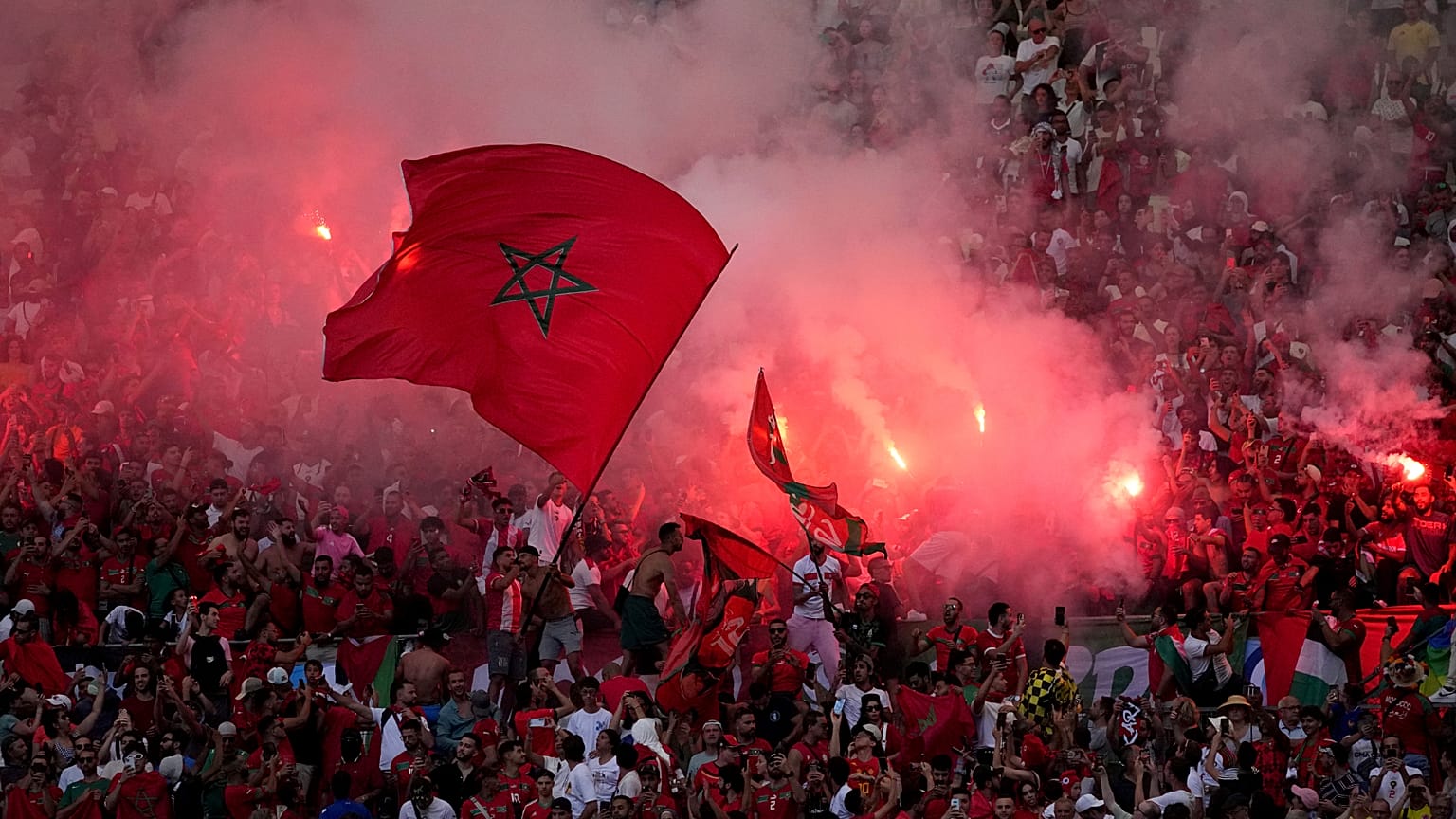مشجّعو المغرب يشعلون الألعاب النارية خلال مباراة نصف نهائي كرة القدم للرجال بين المغرب وإسبانيا في دورة الألعاب الأولمبية الصيفية 2024، يوم الاثنين 5 أغسطس 2024