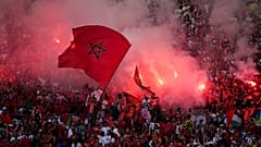 مشجّعو المغرب يشعلون الألعاب النارية خلال مباراة نصف نهائي كرة القدم للرجال بين المغرب وإسبانيا في دورة الألعاب الأولمبية الصيفية 2024، يوم الاثنين 5 أغسطس 2024