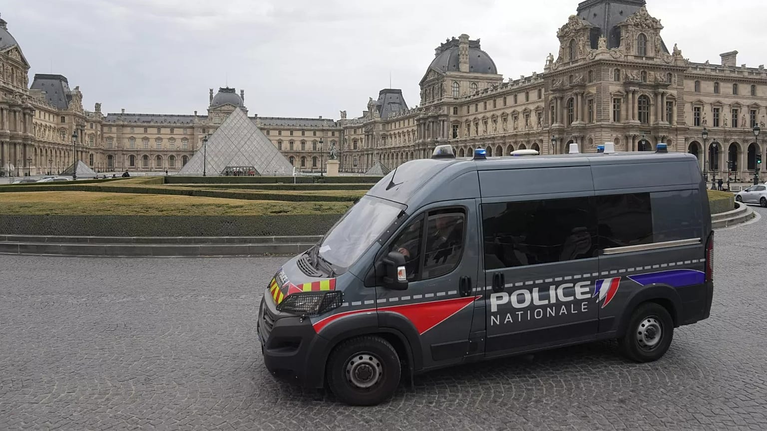 Patrouille de police devant le musée du Louvre, Paris, le 19 octobre 2025.