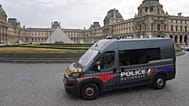 Patrouille de police devant le musée du Louvre, Paris, le 19 octobre 2025.