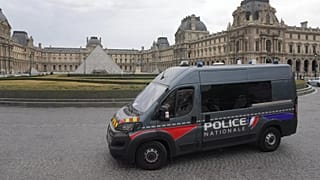 Patrouille de police devant le musée du Louvre, Paris, le 19 octobre 2025.
