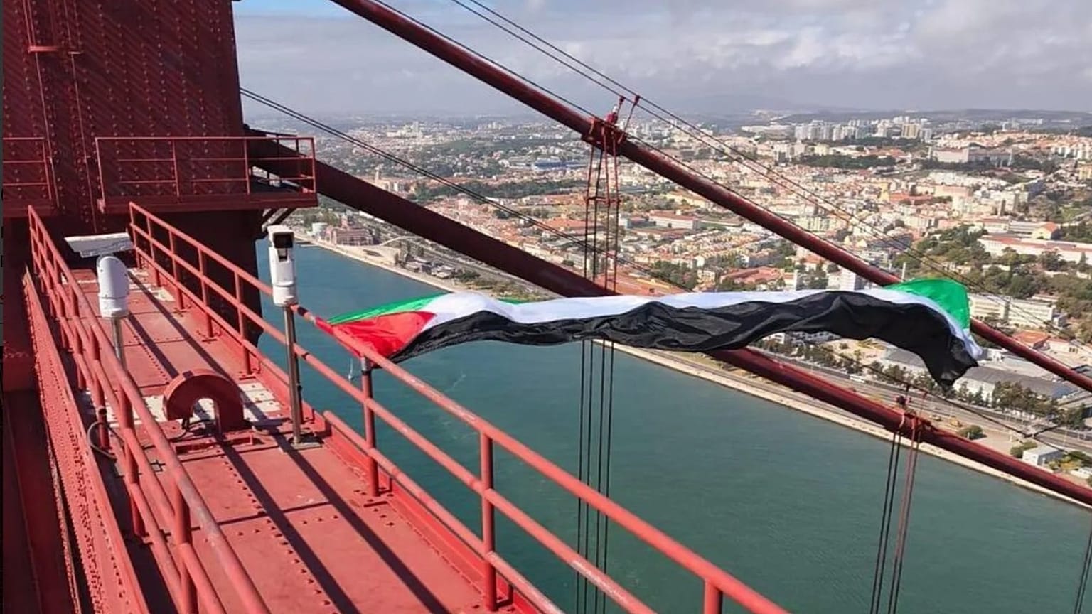 Bandeira palestiniana no topo da Ponte 25 de Abril