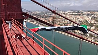 Bandeira palestiniana no topo da Ponte 25 de Abril