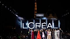DOSYA - Bir model, Ekim 2022'de Paris'te sunulan L'Oreal hazır giyim İlkbahar/Yaz 2023 moda koleksiyonu için bir kreasyon giyiyor.