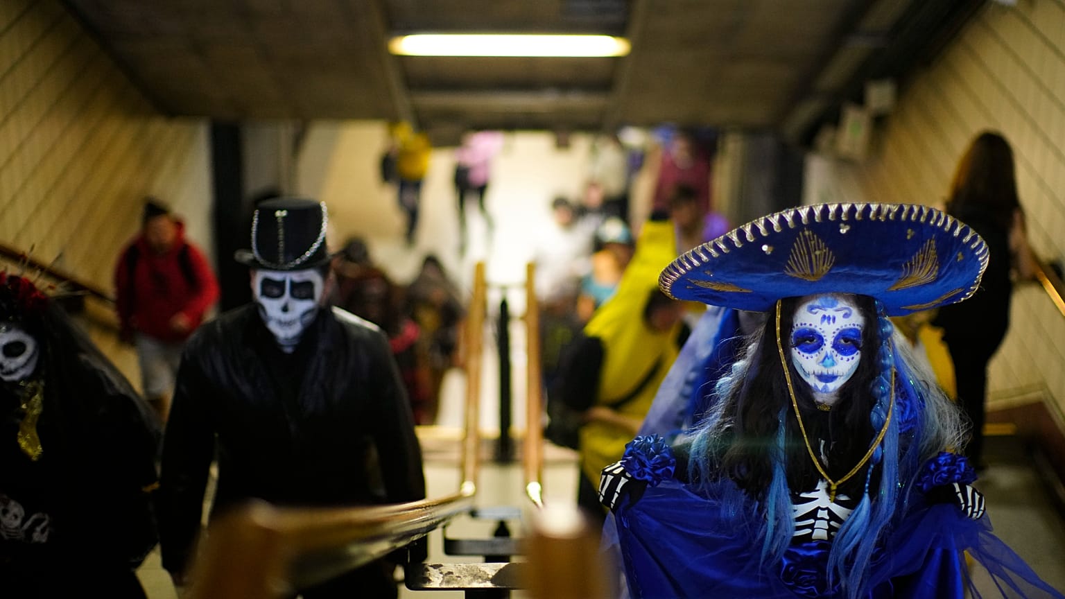 Les fêtards sortent du métro pour assister à la parade annuelle des zombies à Santiago. 10/2022
