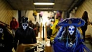 Les fêtards sortent du métro pour assister à la parade annuelle des zombies à Santiago. 10/2022