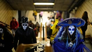 I festaioli escono dalla metropolitana per partecipare alla parata annuale degli zombie a Santiago. 10/2022