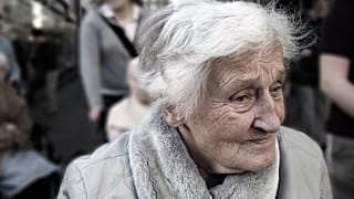 Una mujer anciana