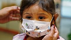 En una foto de archivo de 2009, Sheila García, de 3 años, se prepara en el Hospital Infantil Lucile Packard de Stanford, de California.