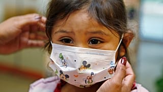En una foto de archivo de 2009, Sheila García, de 3 años, se prepara en el Hospital Infantil Lucile Packard de Stanford, de California.