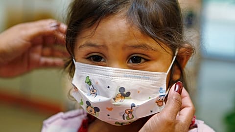 En una foto de archivo de 2009, Sheila García, de 3 años, se prepara en el Hospital Infantil Lucile Packard de Stanford, de California.