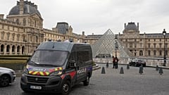 Ein Polizeiauto patrouilliert im Hof des geschlossenen Louvre-Museums nach einem Raubüberfall am Sonntag, 19. Oktober 2025 in Paris. (AP Photo/Thibault Camus)