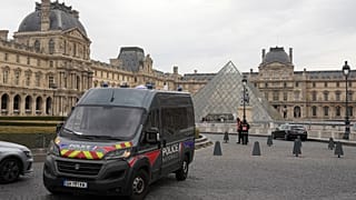 Une voiture de police patrouille dans la cour du musée du Louvre fermé après un vol dimanche 19 octobre 2025 à Paris.