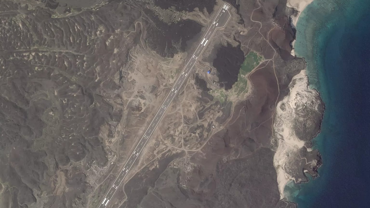Esta imagem de satélite do Planet Labs PBC mostra uma pista de aterragem construída na ilha de Zuqar, 19 de outubro de 2025