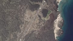 На этом спутниковом снимке, сделанном компанией Planet Labs PBC, показана взлетно-посадочная полоса, построенная на острове Зукар, 19 октября 2025 года.