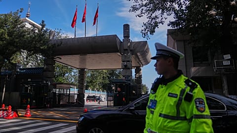 عناصر من الأمن الصيني يقفون حراسة عند مدخل فندق جينغشي، حيث تعقد اللجنة المركزية للحزب الشيوعي اجتماعها العام الرابع، في العاصمة بكين، يوم الاثنين 20 أكتوبر 2025.