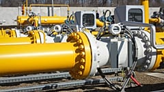 ФАЙЛ: Мужчина идет по трубопроводам национальной газораспределительной сети в окрестностях Унген, Молдова, 4 марта 2015 г.