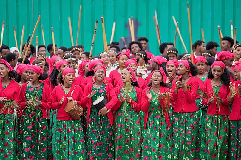 Des femmes éthiopiennes portant des vêtements traditionnels chantent dans la rue lors de l'inauguration du barrage de la Grande renaissance éthiopienne à Addis-Abeba, le 9 septembre 2025.