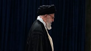 المرشد الأعلى الإيراني، علي خامنئي، يغادر بعد الإدلاء بصوته في الانتخابات الرئاسية بطهران، إيران، يوم الجمعة 28 يونيو 2024.