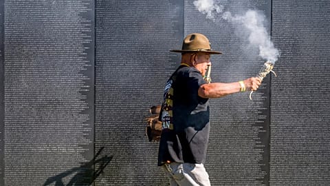 جيسي بولدوغ، محارب أمريكي سابق، يؤدي طقسًا بالمريمية أمام نسخة مصغّرة من نصب فيتنام في كاليفورنيا، 2 أكتوبر 2025.