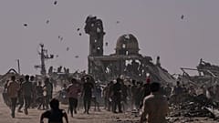 Filistinliler, İsrail insansız hava aracı tarafından atılan uyarı broşürlerini toplarken, 20 Ekim 2025