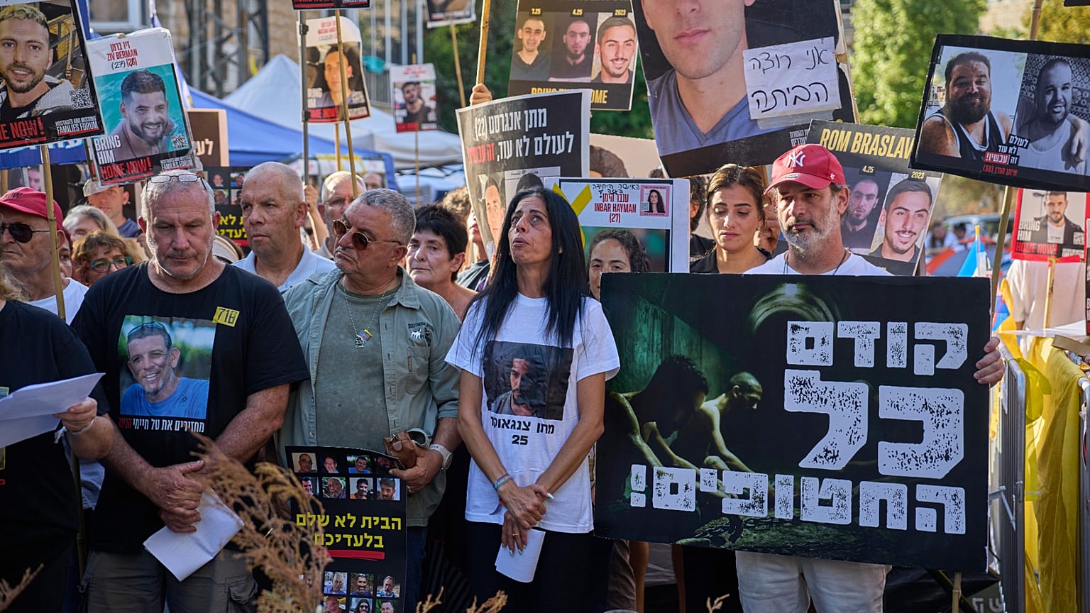 Einav Zangauker, ao centro, mãe de Matan Zangauker, refém do Hamas, e outras famílias e apoiantes de reféns israelitas, 23 de setembro de 2025.