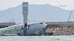 Ein Frachtflugzeug, das von der Landebahn des Flughafens Hongkong abkam.