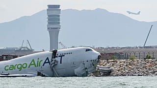 Ein Frachtflugzeug, das von der Landebahn des Flughafens Hongkong abkam.