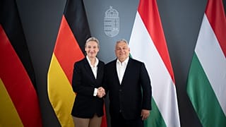 Alice Weidel kezet fog Orbán Viktorral