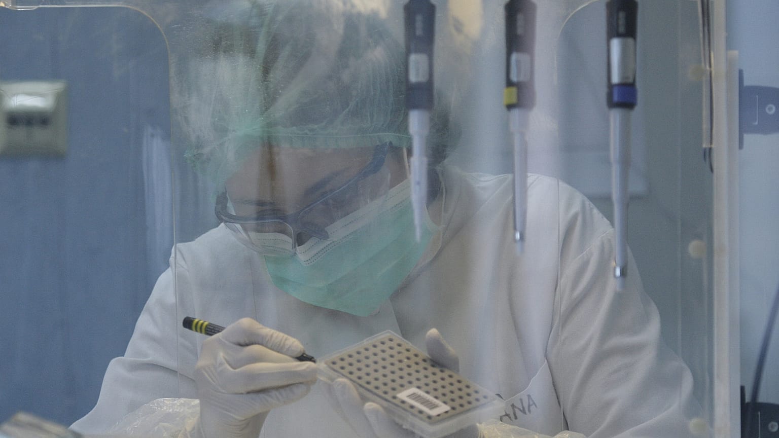 أخذ خبير من اللجنة الدولية لشؤون الأشخاص المفقودين عينات من الحمض النووي لتحديد هوية ضحايا الحرب البوسنية، في سراييفو، البوسنة، يوم الجمعة 27 مايو 2011.