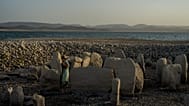 Una serie de dólmenes puestos en una playa de España