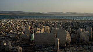 Una serie de dólmenes puestos en una playa de España
