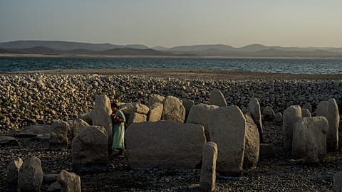 Una serie de dólmenes puestos en una playa de España